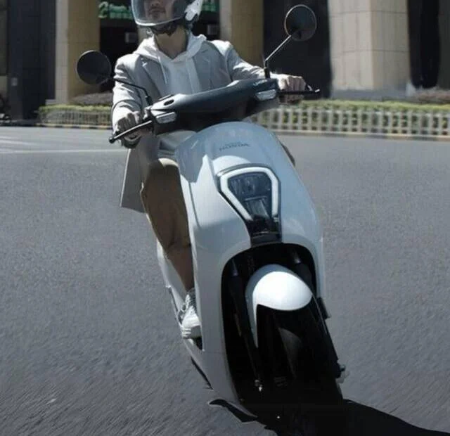 Image of Honda electric scooter on Indian roads