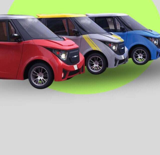 Image of three Strom Motors R3 electric car in Indian roads